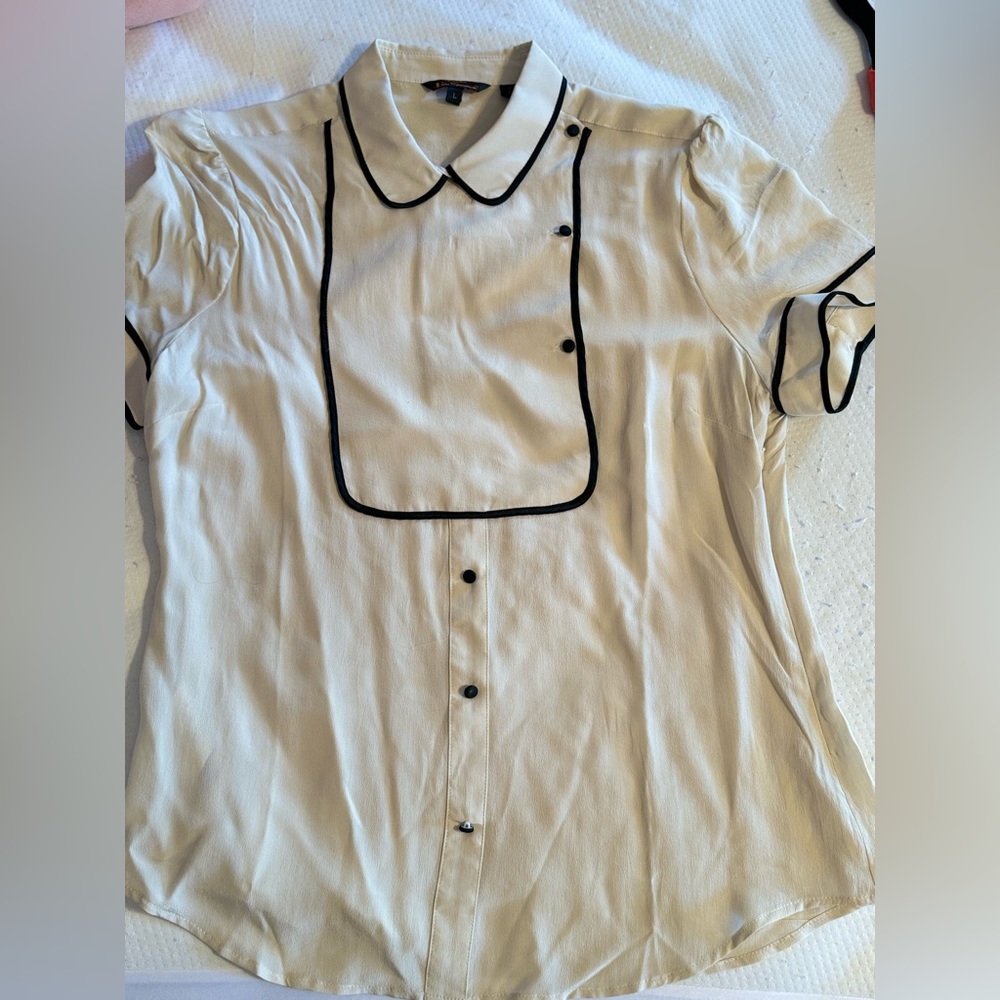 Ben Sherman short sleeve silk blouse with contrast piping and buttons.